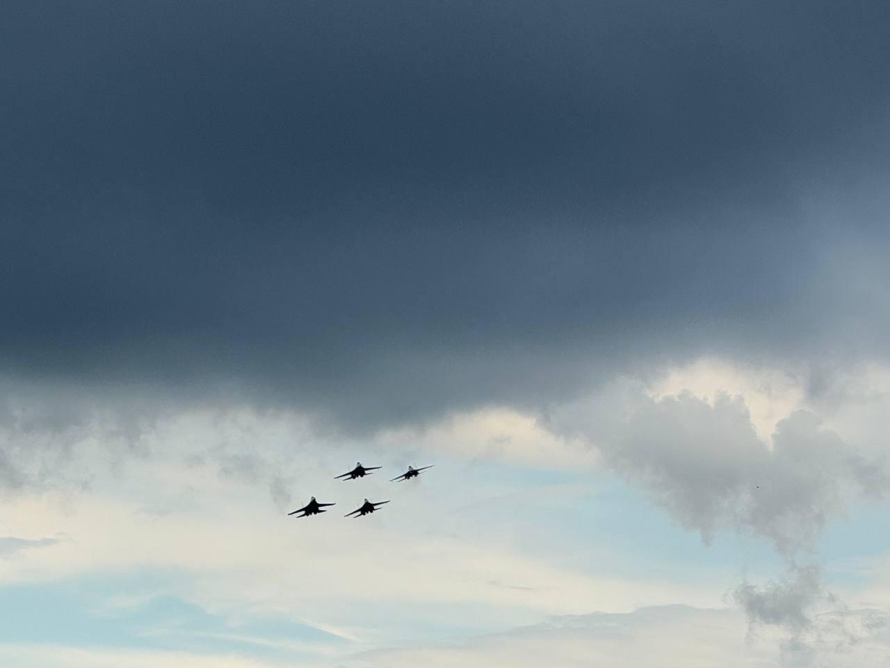 Фото «Встречают как рок-звезд»: Тысячи новосибирцев скандируют «Ура!» на авиашоу в Мочище. ОНЛАЙН 52